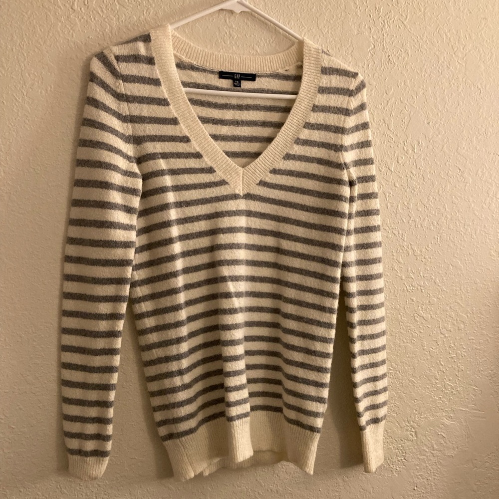 V neck knit sweater XS